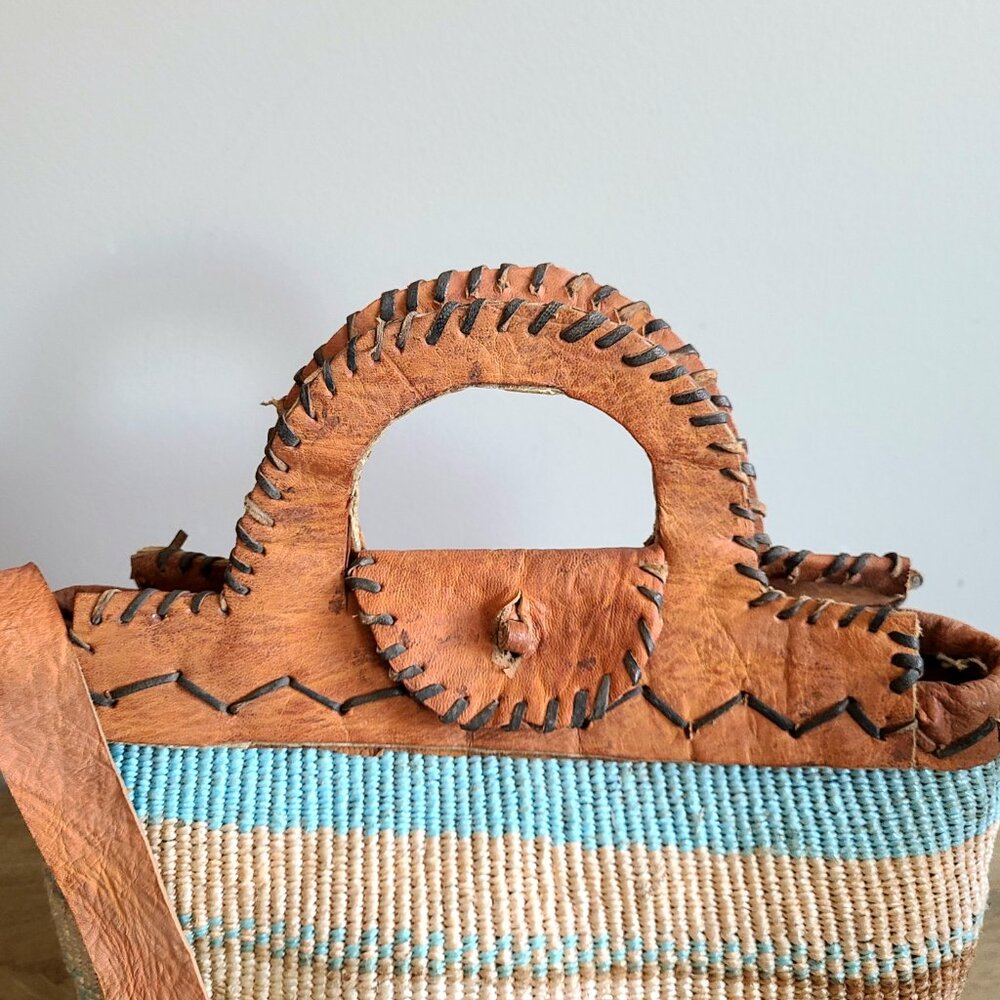African woven sisal shoulder bag with leather strap and handles. - Picture 2 of 8